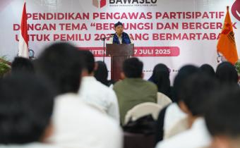 Anggota Bawaslu Totok Hariyono saat memberi arahan dalam kegiatan Pendidikan Pengawasan Partisipatif (P2P) bertema “Berfungsi dan Bergerak untuk Pemilu 2029 yang Bermartabat”di Serang, Banten, Selasa (15/7/2025)/Foto: Publikasi dan Pemberitaan Bawaslu