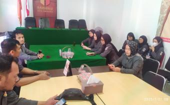 suasana rapat rutin mingguan di aula Kantor Bawaslu