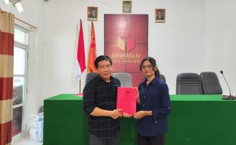 Penyerahan Hasil Penelitian Angeline Sorta Br. Silalahi Kepada Ketua Bawaslu Kota Surakarta