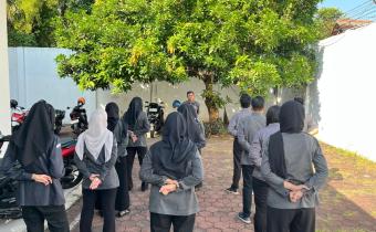 Koordinator Sekretariat, Rafi Ulludin Himam saat memimpin Apel Senin Pagi Bawaslu Kota Surakarta