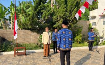 suasana upacara peringatan HUT RI ke 80 di halaman Kantor Bawaslu Kota Surakarta