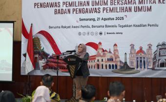 Anggota Bawaslu Lolly Suhenty dalam Penguatan Kelembagaan Pengawas Pemilihan Umum Bersama Mitra Kerja Bawaslu di Semarang. Kamis (21/8/2025)/Foto: Publikasi dan Pemberitaan Bawaslu