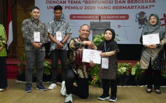Anggota Bawaslu Totok Hariyono saat menutup kegiatan Pendidikan Pengawasan Partisipatif (P2P) bertema 'Berfungsi dan Bergerak untuk Pemilu 2029 di Yogyakarta, Kamis (21/8/2025)/Foto: Publikasi dan Pemberitaan Bawaslu