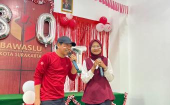 suasana perlombaan dalam semarak HUT ke 80 Kemerdekaan RI di Bawaslu Kota Surakarta