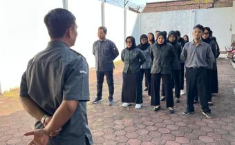 Koordinator Sekretariat, Rafi Ulludin Himam saat memimpin Apel Senin Pagi Bawaslu Kota Surakarta