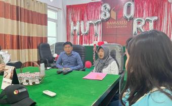 suasana penyerahan magang mahasiswa di Bawaslu Kota Surakarta