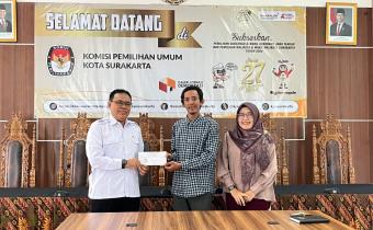 Agus Sulistyo, Anggota Bawaslu Kota Surakarta saat menyampaikan saran perbaikan hasil uji petik Pemutakhiran Data Pemilih Berkelanjutan (PDPB) kepada KPU Kota Surakarta