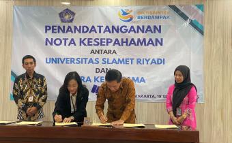 Proses penandatanganan MoU antara Bawaslu Kota Surakarta denga Universitas Slamet Riyadi Surakarta 