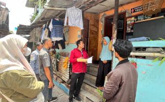 Bawaslu Kota Surakarta saat melakukan pengawasan coklit terbatas kepada pemilih diatas 100 tahun di kelurahan Mojo, Kecamatan Pasar Kliwon