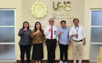 foto bersama Ketua dan Anggota Bawaslu Kota Surakarta dengan Rektor dan Sekretaris Universitas Sebelas Maret Surakarta