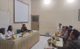Bawaslu Kota Surakarta bersama Fakultas Ilmu Sosial dan Ilmu Politik (FISIP) Universitas Slamet Riyadi (Unisri) Surakarta saat pertemuan tindak lanjut kerja sama di Ruang Sidang FISIP Unisri
