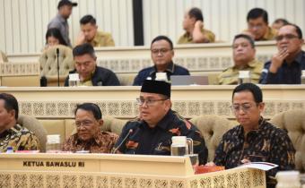 Evaluasi pengawasan Pemilihan 2024 dalam rapat dengar pendapat (RDP) bersama Komisi II DPR, KPU, DKPP, dan Pemerintah, di Gedung MPR/DPR Senayan, Jakarta, Senin (3/02/2025).