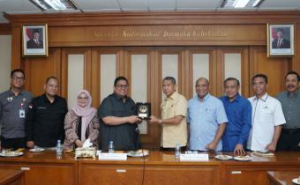 Kiri ke kanan: Anggota Bawaslu Totok Hariyono, Anggota Bawaslu Lolly Suhenty, dan Ketua Bawaslu Rahmat Bagja saat audiensi dengan jajaran Kwarnas Gerakan Pramuka di Jakarta, Selasa, (7/10/2025).