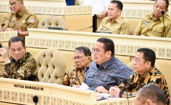 Ketua Bawaslu Rahmat Bagja didampingi Anggota Bawaslu Puadi dalam rapat dengar pendapat bersama Komisi II DPR RI, Pemerintah, KPU, dan DKPP di Gedung DPR/MPR, Jakarta, Senin (10/3/2025).