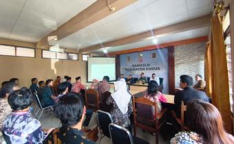 Bawaslu Kota Surakarta yang diwakili oleh Kordiv P2H Agus Sulistyo dan Kordiv PP Datin Poppy Kusuma menghadiri kegiatan Penguatan Kelembagaan Pengawas Pemilu, Persiapan Pengawasan PDPB Triwulan IV, serta Evaluasi Pengawasan Partisipatif Tahun 2025