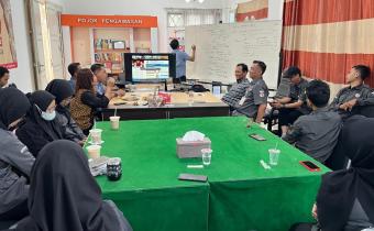 rapat pekanan di Aula Kantor Bawaslu Kota Surakarta