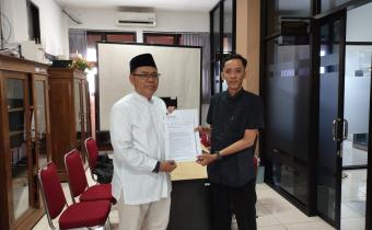 Anggota Bawaslu Kota Surakarta, Agus Sulistyo saat menyampaikan saran perbaikan emutakhiran Data Pemilih Berkelanjutan Triwulan IV pada Rapat Koordinasi yang diselenggarakan KPU Kota Surakarta