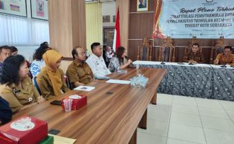 Anggota Bawaslu Kota Surakarta, Poppy Kusuma saat memberikan saran masukan pada  Rapat Pleno Pemutakhiran Data Pemilih Berkelanjutan Triwulan IV
