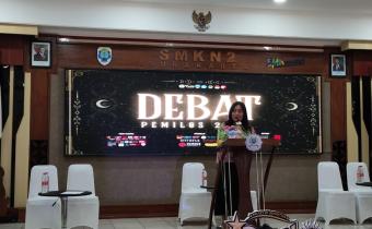 Poppy Kusuma, Anggota Bawaslu Surakarta saat memberikan sambutan pada acara Debat Pemilos di SMK N 2 Surakarta
