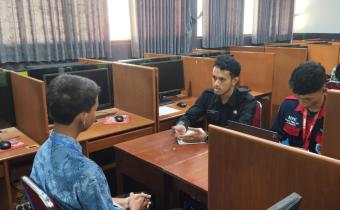 Staf Sekretariat Bawaslu Kota Surakarta saat menjadi Tim Penilai Seleksi Calon Ketua Osis SMK N 2 Surakarta