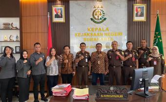 Foto Bersama Ketua dan Anggota Bawaslu Kota Surakarta dengan Kajari Surakarta 