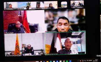 Koordinator Sekretariat Bawaslu Kota Surakarta, Rafi Ulludin Himam saat mengikuti Rapat Pembinaan dan Evaluasi Mingguan Bawaslu RI yang di gelar secara daring