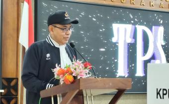 Anggota Bawaslu Kota Surakarta, Agus Sulistyo, S.E., M.M. saat memberikan sambutan dan arahan pada kegiatan Pemilos SMK N 2 Surakarta