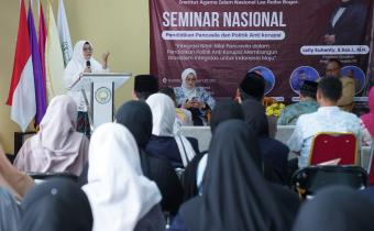 Anggota Bawaslu Lolly Suhenty saat menjadi keynote speaker dalam Seminar Nasional Pendidikan Pancasila dan Politik Anti Korupsi di Institut Agama Islam Nasional (IAIN) La Roiba, Bogor, Kamis (8/1/2026).