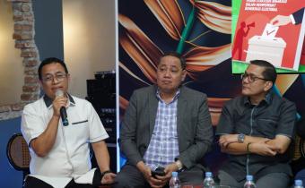 Anggota Bawaslu Puadi saat menjelaskan buku yang diluncurkannya berjudul Dari Norma ke Praktik: Peran Strategis Bawaslu dalam Memperkuat Demokrasi Elektoral di Jakarta, Rabu (14/1/2026).