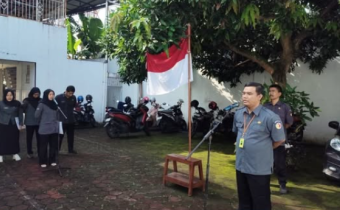 Foto Pelaksanaan Apel dipimpin oleh Koordinator Sekretariat Bawaslu Kota Surakarta