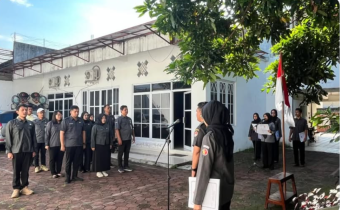 Koordinator Sekretariat memimpin Apel Rutin Bawaslu Kota Surakarta