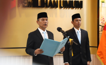 Sekretaris Jenderal (Sekjen) Bawaslu Ferdinand Eskol Tiar Sirait saat melantik 243 pejabat administrasi dan 55 pejabat fungsional di lingkungan Bawaslu seluruh Indonesia, Jumat (6/2/2026)