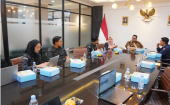 Ketua Bawaslu Rahmat Bagja (kedua dari kanan) saat menerima audiensi perkumpulan warga muda di kantor Bawaslu, Selasa (10/2/2026).
