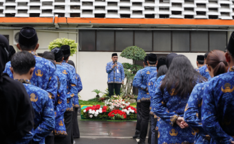 Deputi Bidang Administrasi Bawaslu, La Bayoni saat memberikan arahan dalam apel yang dilaksanakan pada Jumat (13/2/2026).