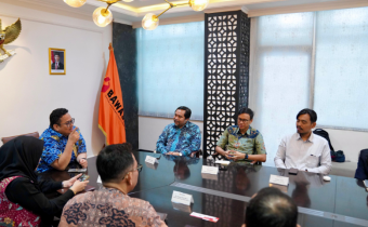 Ketua Bawaslu Rahmat Bagja (kiri berbatik biru) dalam audiensi dengan tim Media Tempo di Gedung Bawaslu, Jumat (20/2/2026).