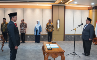 Ketua Bawaslu Rahmat Bagja saat melantik anggota Bawaslu kabupaten hasil pergantian antarwaktu (PAW), Jumat (6/3/2026). Foto: Pemberitaan dan Publikasi Bawaslu RI.