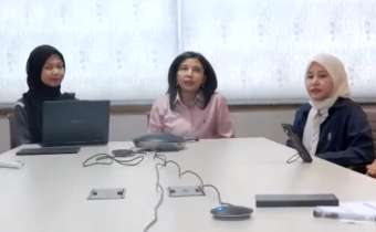 Tokoh Perempuan, Ida Budhiati (tengah) saat berdiskusi dalam Ngabuburit Pengawasan yang digelar Bawaslu secara daring, Senin, (9/3/2026).