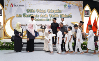 Jajaran Pejabat Bawaslu sedang bersilaturahmi dengan para anak yatim dhuafa yang diundang langsung untuk buka puasa bersama Bawaslu RI di Lapangan Bawaslu, Jakarta, Senin (9/3/2026).