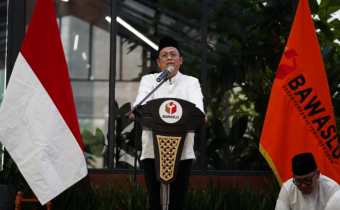 Anggota Bawaslu Puadi dalam acara buka puasa bersama di gedung Bawaslu, Kamis (12/3/2026).