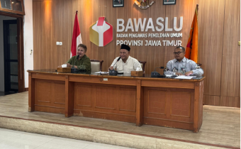 Anggota Bawaslu Totok Hariyono (tengah) dalam Peluncuran Buku Kebijakan Strategis dan Program Divisi Pencegahan dan Partisipasi Masyarakat Bawaslu Provinsi dan Bawaslu Kabupaten/Kota Se-Jawa Timur yang digelar secara daring, dari Surabaya, Kamis (12/3/2026).