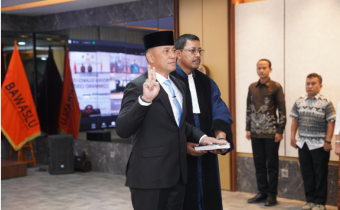 Pelantikan dan pengambilan sumpah janji Hengky Pramono sebagai Inspektur Wilayah (Irwil) I Bawaslu oleh Sekretaris Jenderal (Sekjen) Bawaslu Ferdinand Eskol Tiar Sirait di Jakarta, Jumat (13/3/2026).