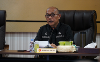 Sekretaris Jendral Bawaslu Ferdinand Eskol Tiar Sirait dalam kegiatan Penyerahan LHP PDTT BPK di Gedung Bawaslu, Jakarta, Selasa (31/3/2026).