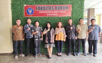 foto bersama Ketua dan Anggota Bawaslu dengan Dekan FH Unisri