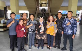 foto bersama Ketua dan Anggota Bawaslu Kota Surakarta dengan Wakil Dekan FISIP Unisri 