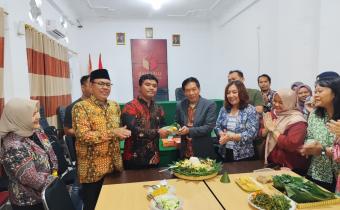 Perayaan HUT Bawaslu dengan pemotongan tumpeng oleh Ketua diberikan kepada Koordinator Sekretariat Bawaslu Kota Surakarta