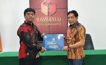  Koordinator Sekretariat Bawaslu Kota Surakarta, Muhammad Syaiful Mujib, saat menerima penganugerahan tanda kehormatan Satyalancana X Tahun secara simbolis dari Ketua Bawaslu Kota Surakarta
