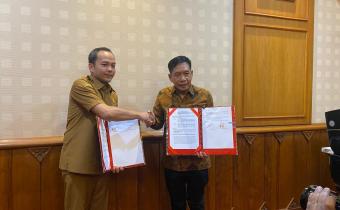 Foto Walikota Surakarta dengan Ketua Bawaslu Kota Surakarta setelah penandatanganan Berita Acara Serah Terima Pinjam Pakai Aset Pemkot