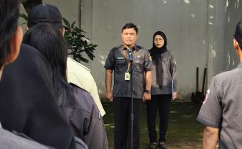 Koordinator Sekretariat,Muhammad Syaiful Mujib saat memimpin Apel Senin Pagi Bawaslu Kota Surakarta