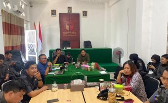 suasana rapat rutin mingguan di aula Kantor Bawaslu Kota Surakarta