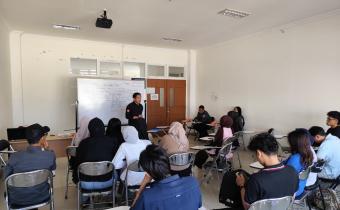 Ketua Bawaslu Kota Surakarta, Budi Wahyono saat memberikan perkuliahan di Fakultas Hukum Uniba